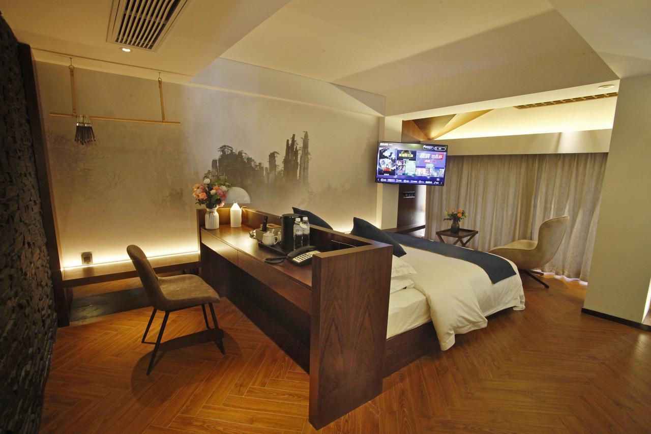 張家界武陵源北岸輕奢客棧 森林公園店 Hotel Zhangjiajie Eksteriør billede