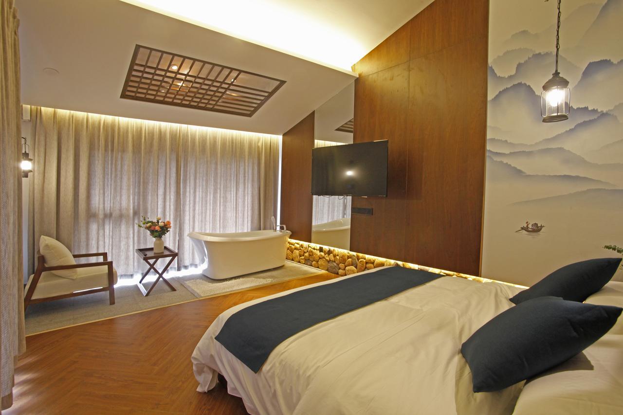 張家界武陵源北岸輕奢客棧 森林公園店 Hotel Zhangjiajie Eksteriør billede